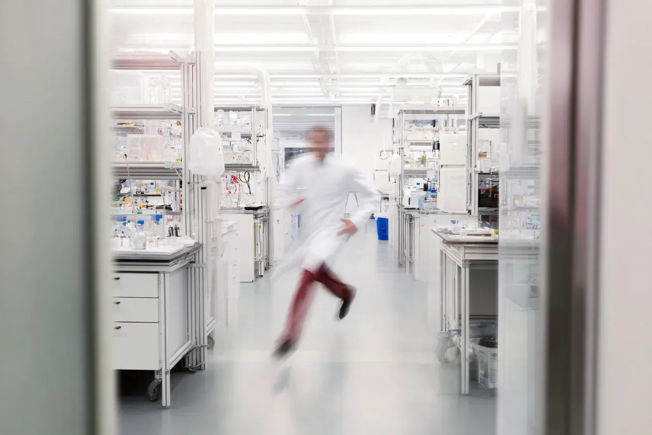 Automated lab bench